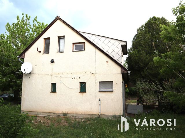 Közel 1 hektáros birtok 3 épülettel Szabadifürdőn eladó