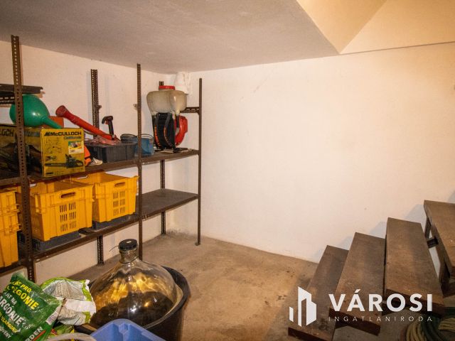 Gyula külterületén 1 szobás téglaház gyümöcsössel