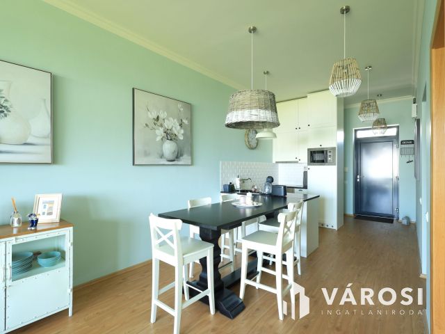 Balaton "egy ugrásra az erkélyről"