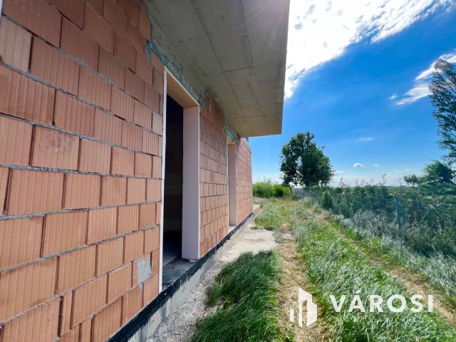 Vízparti lakás, 3 lakásos társasházban, kertkapcsolattal