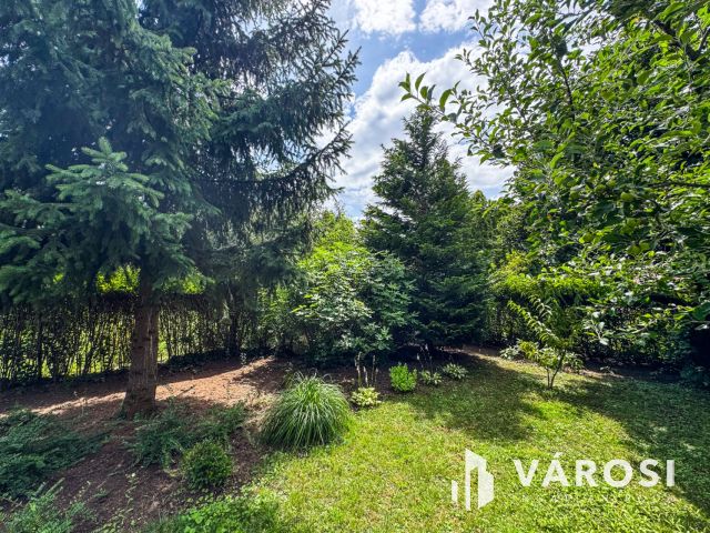 Szép kis nyaraló parkosított kerttel
