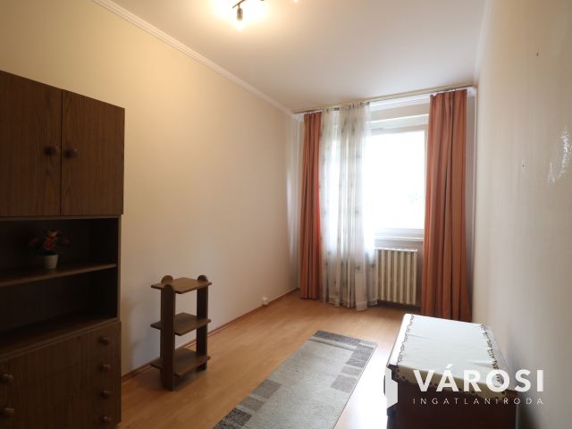 5 szintes épület 2. emeletén a Lugas utcában.
