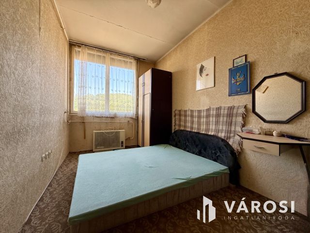 Sebaji úton 2 szobás felújítandó lakás eladó!