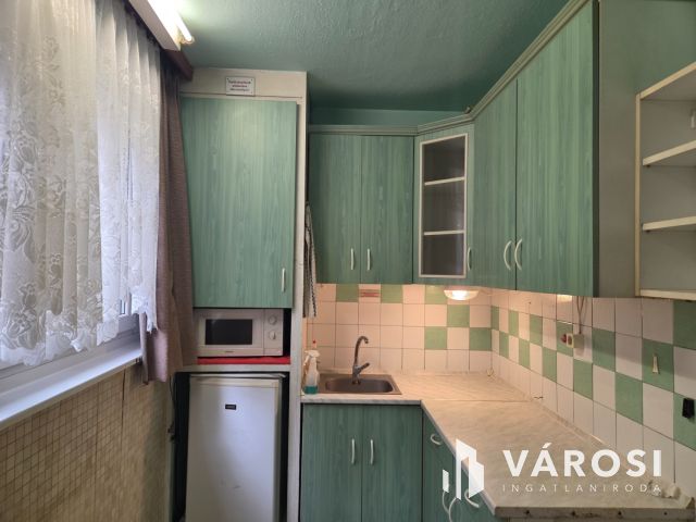 Első emeleti kétszoba +nappali -hallos loggiás lakás eladó
