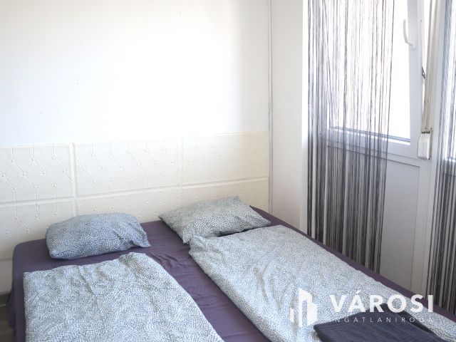 Felújított panorámás stúdió-apartman az Aranyparton eladó