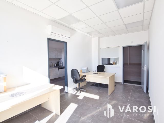 940 m2-es ipari csarnok + 300 m2-es szuper iroda kiadó